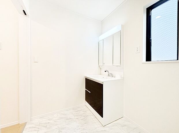 柔らかな朝の光を感じられる窓がついたランドリースペース