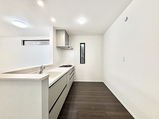 爽やかな風が通り抜けるキッチン。窓があるので明るく換気にも役立ちます。  