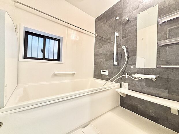 一日の疲れを癒してくれる明るい清潔感のあるバスルーム  