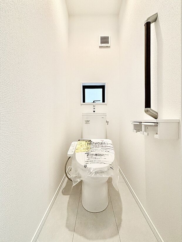 明るく清潔感のあるトイレです。   