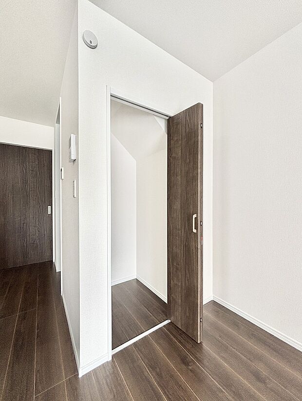 リビング収納。散らかりがちなリビングもスッキリと保てますね。   