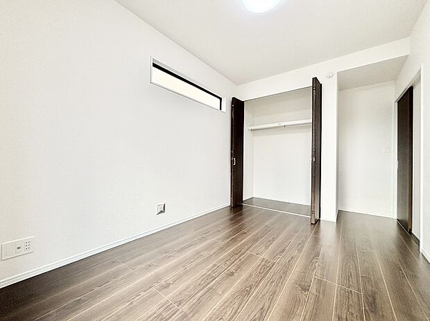 やさしい光がさしこむ居室はしっかり収納付き  