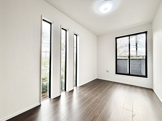 バルコニーが開放感をプラスしてくれる洋室  