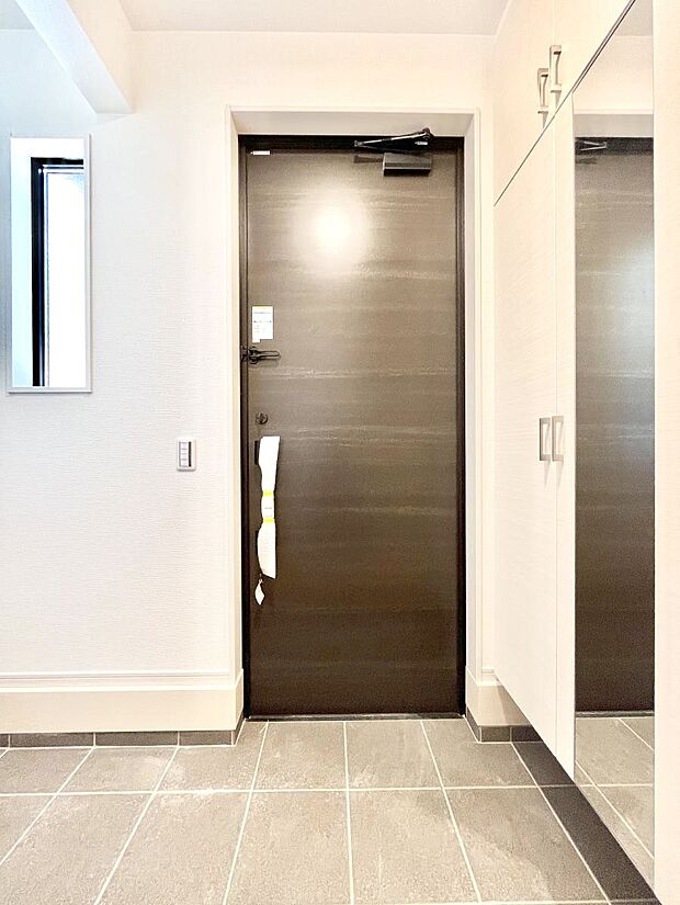 明るい玄関はお客様をお出迎えするのにぴったりです！ 