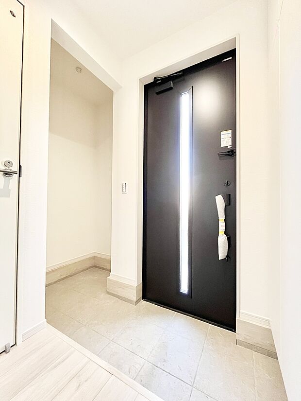 ガラススリットの入った玄関ドアが室内に光を届けてくれます