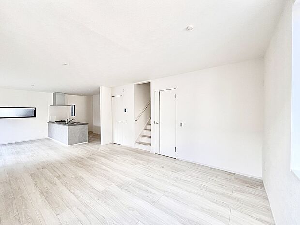 ご家族の賑やかな話し声で包まれる明るいリビング