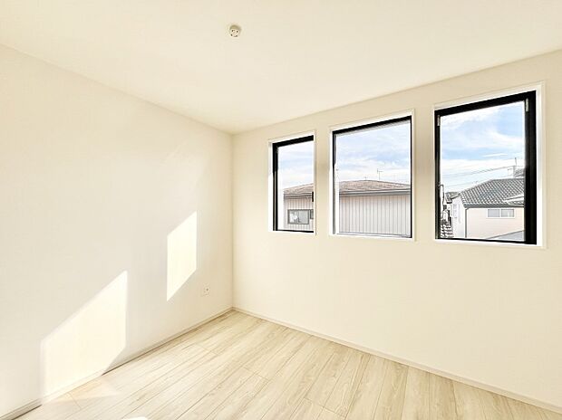 窓からのやさしい光が心地よいプライベートルーム