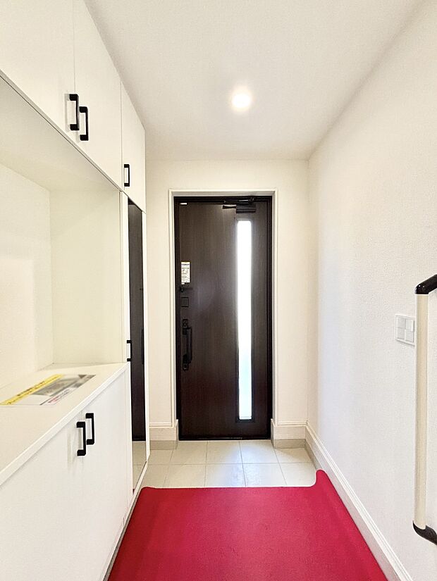 明るい玄関はお客様をお出迎えするのにぴったりです!