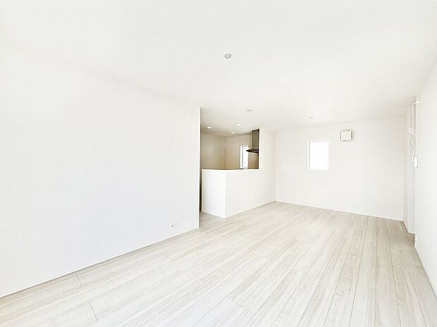 ナチュラルテイストの優しく柔らかい色使いのフローリングが素敵なリビングですね。