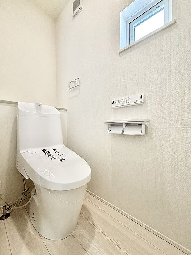 明るく清潔感のあるトイレです。