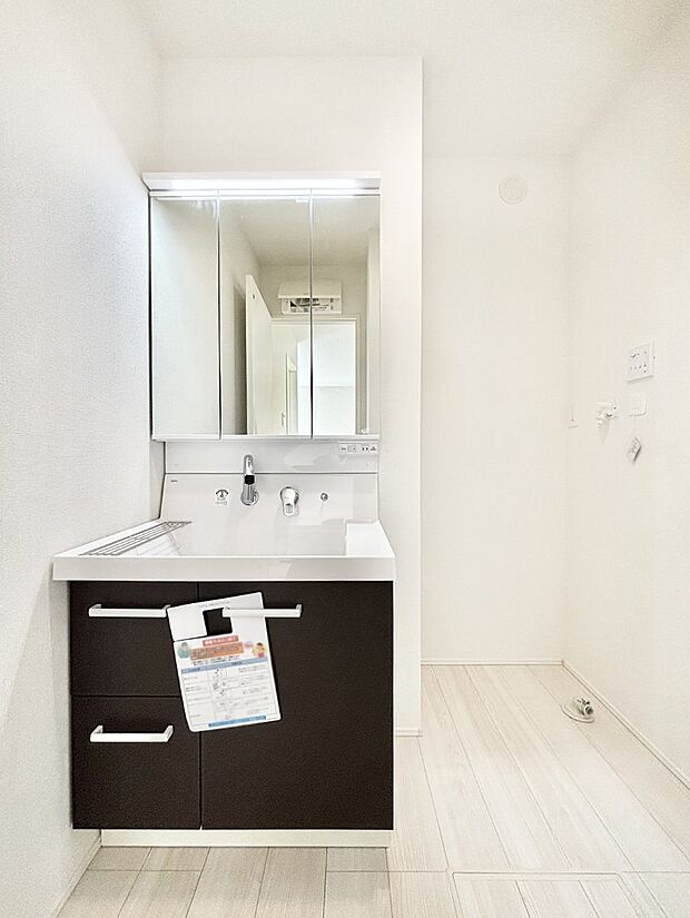 収納力と機能性に優れた洗面化粧台