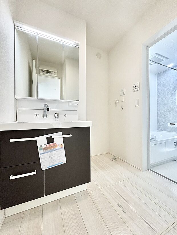 ゆとりの洗面スペースで朝の身支度もスムーズに