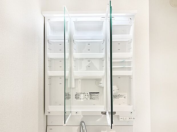 三面鏡の裏に、化粧品や衛生用品などを収納可能。洗面台をすっきりと保ちます!