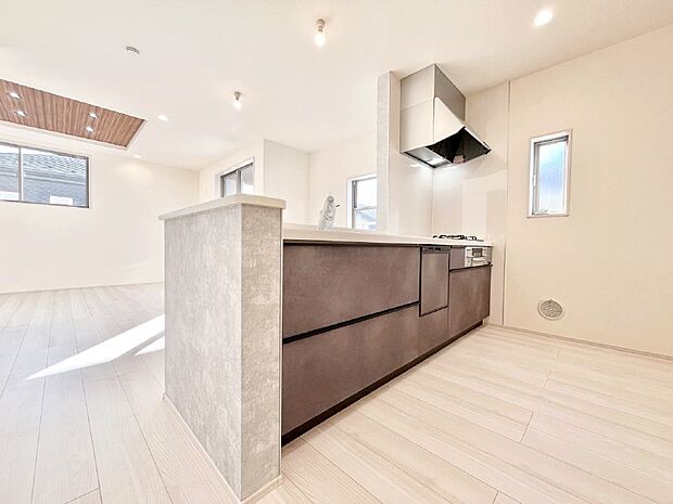 爽やかな風が通り抜けるキッチン。窓があるので明るく換気にも役立ちます。