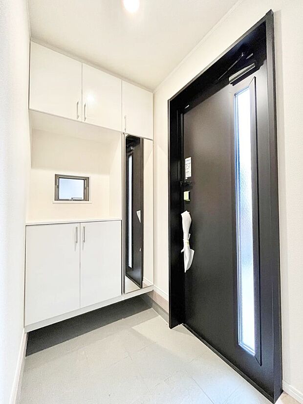 ガラススリットの入った玄関ドアが室内に光を届けてくれます