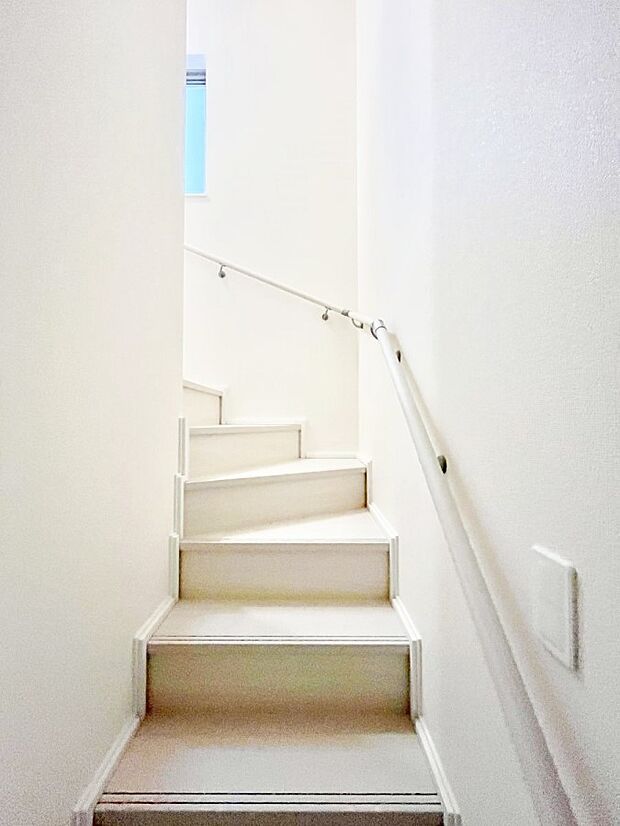 階段は手すり付きなので小さなお子さまやご高齢の方も安心です