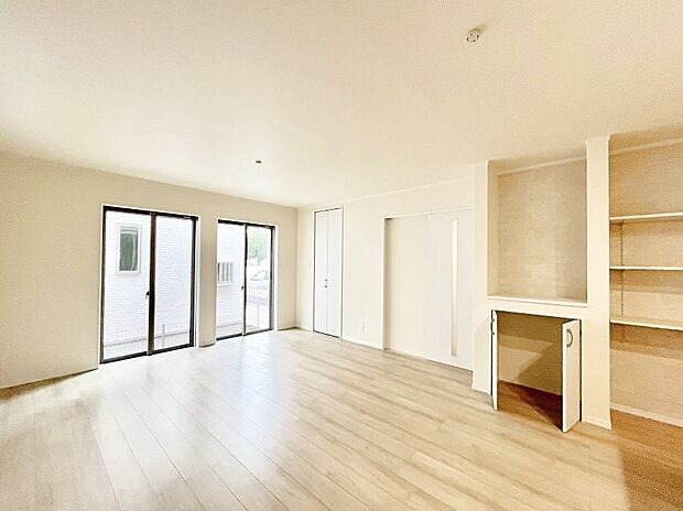 大きな窓からたっぷりの陽光と風を感じられるリビング