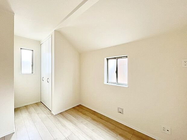 窓からのやさしい光が心地よいプライベートルーム