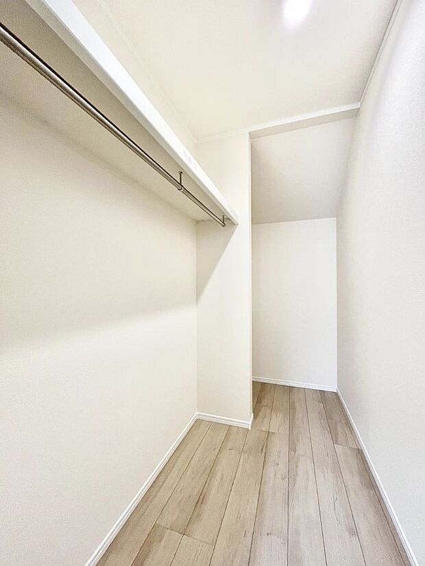 ウォークインクローゼットの活用で生活空間スッキリ