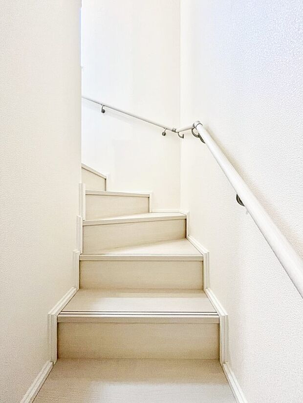 階段は手すり付きなので小さなお子様やご年配の方も安心です!