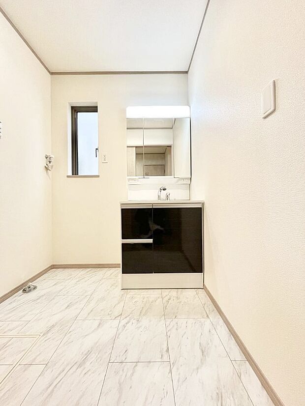 大きく見やすい三面鏡で清潔感ある洗面台は、身だしなみチェックや肌のお手入れにおすすめです。