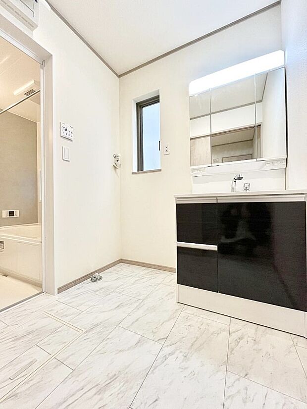 小窓がついているので湿気の多い場所でも換気が十分行えます。毎日の身支度を気持ち良く!