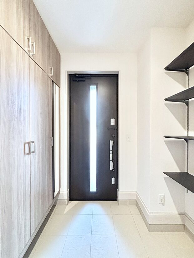 天井まである玄関収納で、家族全員の靴もすっきり収納！ 