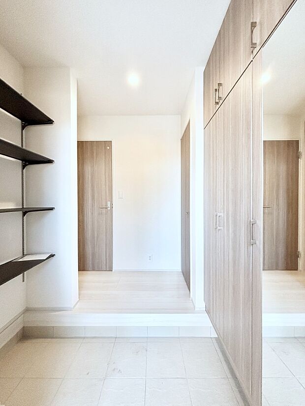 ミラー付きシューズボックスはお出かけ前の身だしなみチェックに便利