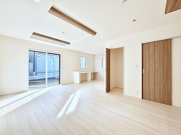 大きな窓からたっぷりの陽光と風を感じられるリビング