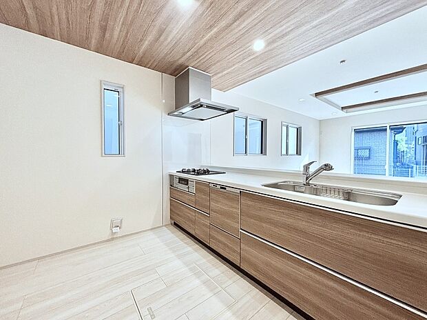 食洗機・浄水器・3ツ口コンロなどデザイン性も機能性も兼ね備えたシステムキッチン！