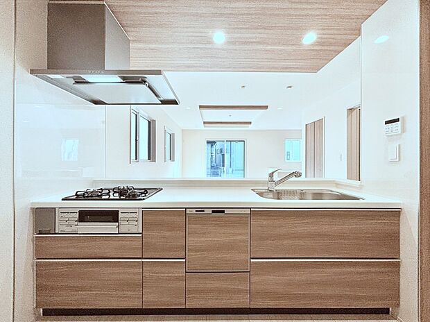 広々とした使い勝手の良いキッチンで日々のお料理も楽しくなりそう  