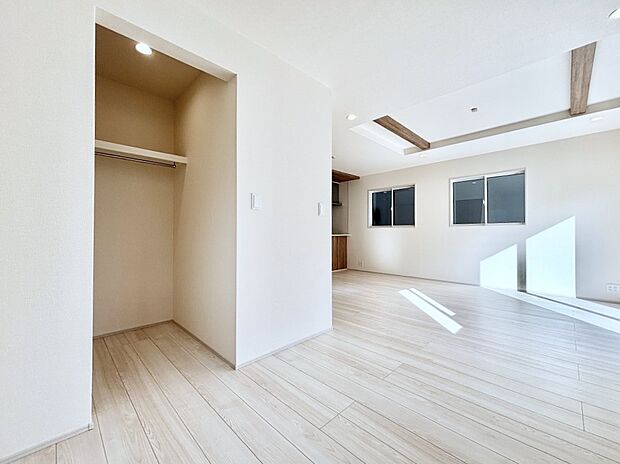 リビングにはファミリークローゼットとなる大容量の収納スペースがあります