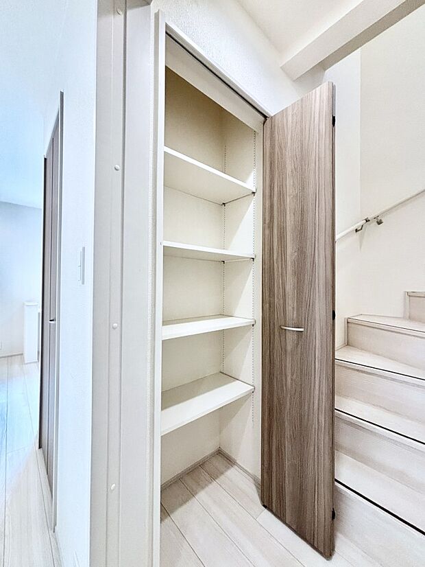 1階廊下収納。日用品のストックや掃除用品、防災用品などの収納スペースに！