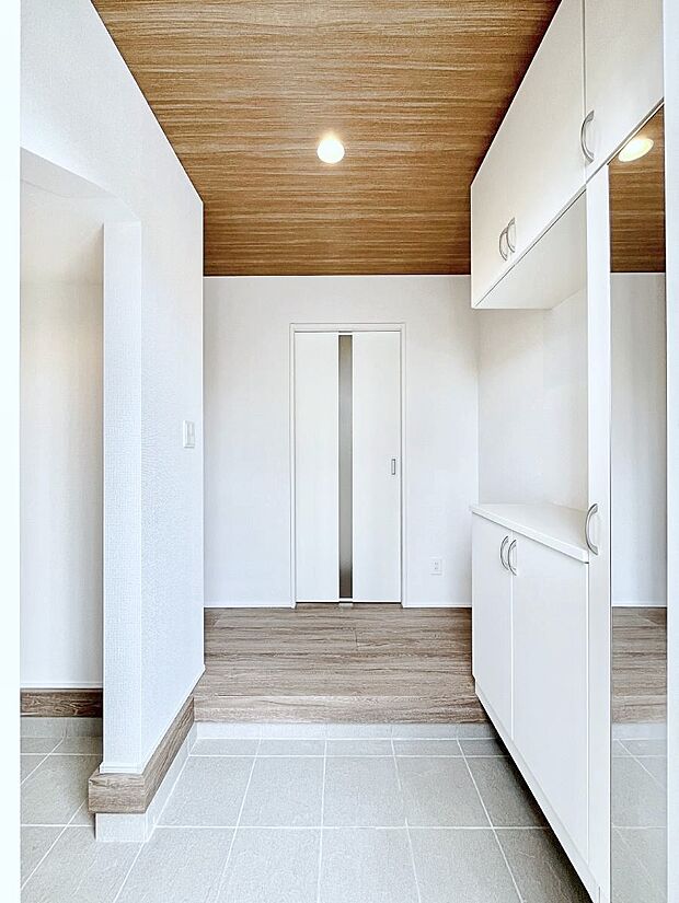 いつもきれいにしておきたい玄関ですね。