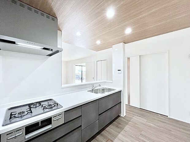 リビングで遊ぶお子様を見守りながらお料理ができる対面キッチン