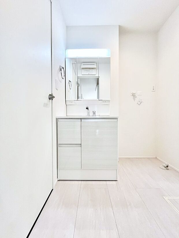 清潔感ある洗面化粧室で朝の身支度も快適