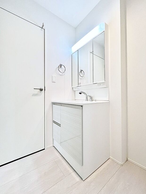 明るい洗面所は毎朝の身支度も楽しくできちゃいそうです。