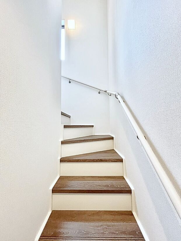 安全性を考慮し階段には手すりを設置しています