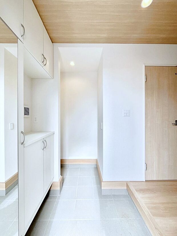 窮屈さを感じさせない広々玄関!