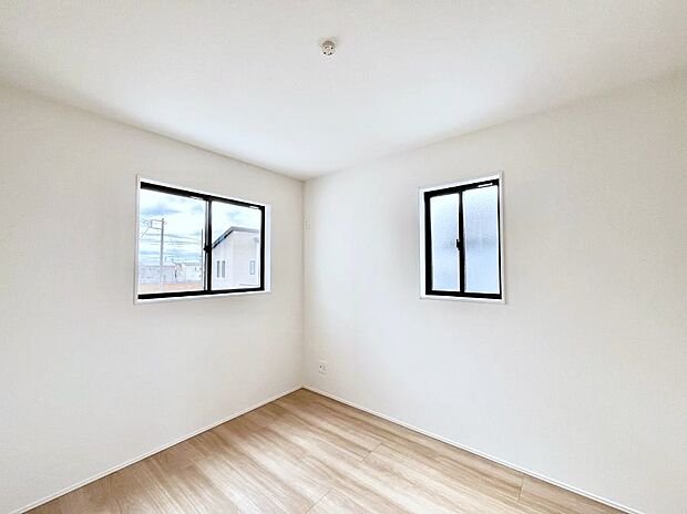 窓からのやさしい光が心地よいプライベートルーム