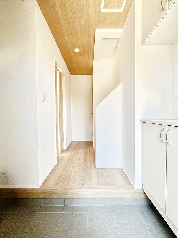 家族の帰宅やお客様をあたたかく迎える玄関  　