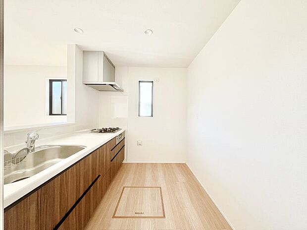 爽やかな風が通り抜けるキッチン。窓があるので明るく換気にも役立ちます。　