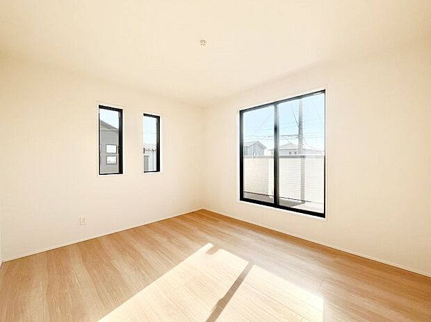 明るいバルコニーサイドに洋室を設置。目覚めの良い寝室に。 　