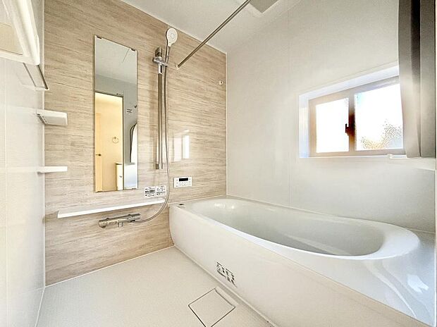 一日の疲れを癒してくれる明るい清潔感のあるバスルーム　