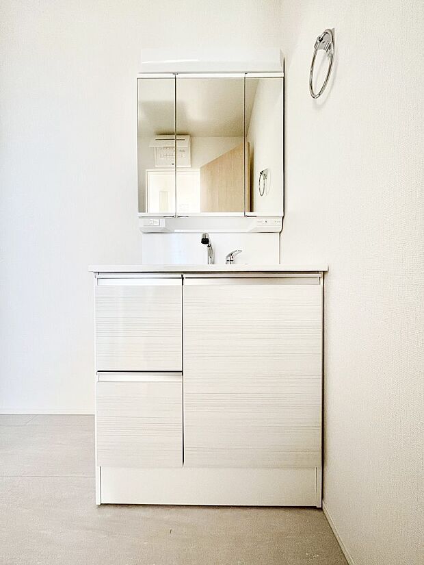 収納力と機能性に優れた洗面化粧台　