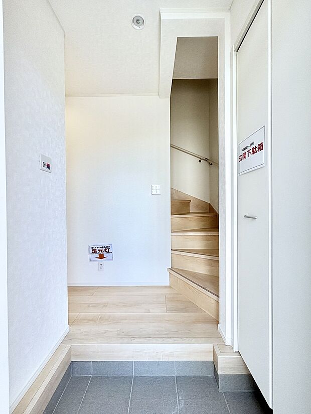 明るい玄関はお客様をお出迎えするのにぴったりです！ 