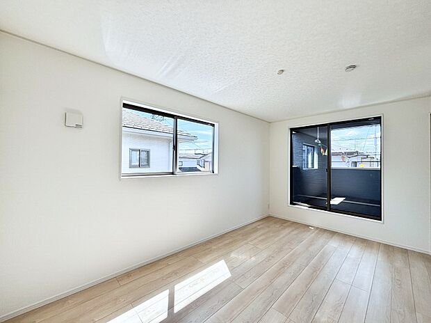 明るいバルコニーサイドに洋室を設置。目覚めの良い寝室に。