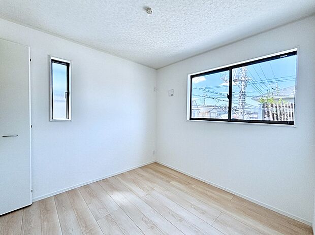 2面採光で気持ちよく自然光が取り入れられるのでお子様のお部屋にもピッタリ