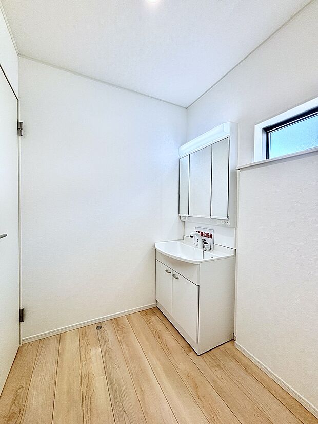 大きく見やすい三面鏡で清潔感ある洗面台は、身だしなみチェックや肌のお手入れにおすすめです。