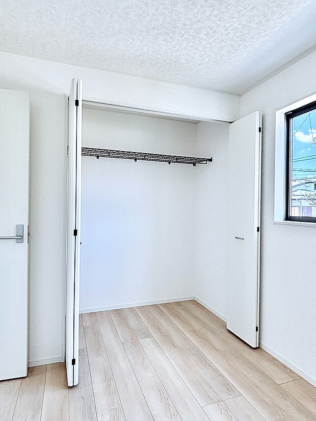 洋室のクローゼット。奥行きがあるので厚手の衣類もすっきり収まります。